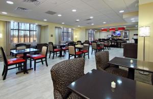 a dining room with tables and chairs in a restaurant at Hampton Inn Richland/South Jackson in Richland