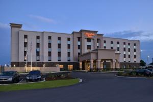 Hampton Inn Broussard-Lafayette في Broussard: فندق فيه سيارات متوقفة في مواقف