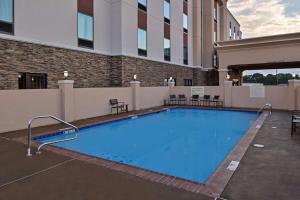 una gran piscina frente a un edificio en Hampton Inn Broussard-Lafayette, en Broussard