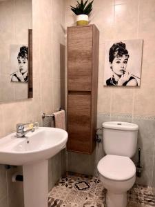 uma casa de banho com um WC branco e um lavatório. em Suite Bonalba em Alicante
