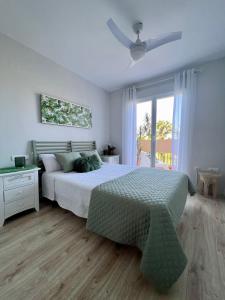 Schlafzimmer mit einem Bett und einem Deckenventilator in der Unterkunft Suite Bonalba in Alicante