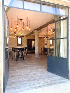 Arsagne的住宿－Le Domaine de Darracq，一间带桌子和吊灯的用餐室