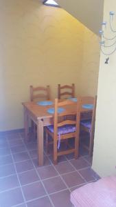 una mesa de madera y sillas en una habitación con mesa en Los olivos apartamento, en Vera