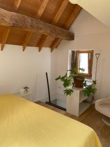 um quarto com uma cama amarela e um espelho em Tanti Baci! em Maastricht