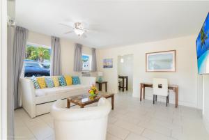 - un salon avec un canapé et une table dans l'établissement Soleado Hotel, à Fort Lauderdale