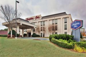 un edificio de hospital con un cartel delante en Hampton Inn Atlanta-Town Center/Kennesaw, en Kennesaw