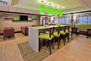 - un bar dans une salle avec des chaises et un comptoir dans l'établissement Hampton Inn Atlanta-Town Center/Kennesaw, à Kennesaw