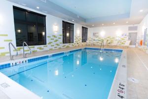 Bazén v ubytování Hampton Inn by Hilton Lloydminster nebo v jeho okolí