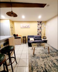 uma sala de estar com um sofá e uma mesa em Appartements T2 em Tarbes