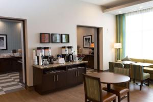 uma sala de estar com uma mesa e uma estação de café em Hampton Inn by Hilton Lloydminster em Lloydminster