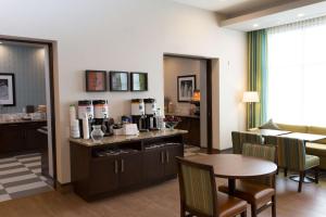 Příslušenství pro přípravu čaje a kávy v ubytování Hampton Inn by Hilton Lloydminster