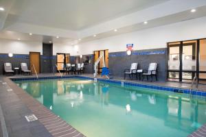 Swimming pool sa o malapit sa Hampton Inn Kalamazoo