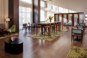 uma sala de jantar com mesa e cadeiras em Hampton Inn & Suites Blythe, CA em Blythe