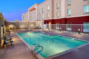 ブライスにあるHampton Inn & Suites Blythe, CAのホテル正面のスイミングプール