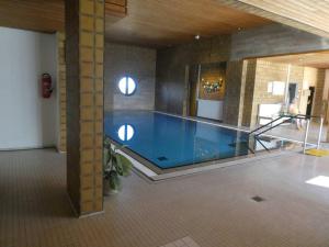 ein großer Pool in einem großen Gebäude in der Unterkunft Ferienwohnung `Ton Utkiek` in Bremerhaven
