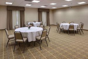 een vergaderzaal met tafels en stoelen met bloemen erop bij Hampton Inn & Suites Blythe, CA in Blythe