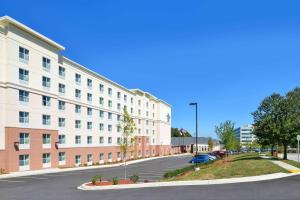 an empty street in front of a large building at Homewood Suites by Hilton Columbia/Laurel in Laurel