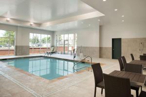 Swimming pool sa o malapit sa Embassy Suites Charlotte/Ayrsley