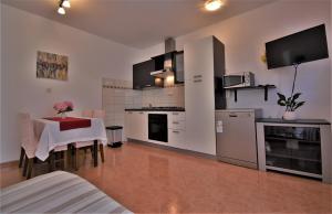 Kuchyň nebo kuchyňský kout v ubytování Apartments Fabijanić