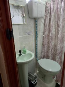 Baño pequeño con lavabo y aseo en Habitación Independiente, en Chuy