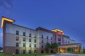 een weergave van de voorkant van een hotel bij Hampton Inn & Suites Houston North IAH, TX in Houston