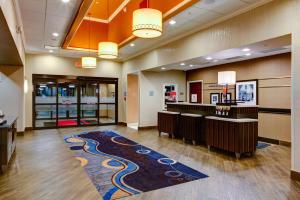 eine Lobby eines Friseursalons mit Teppichboden in der Unterkunft Hampton Inn and Suites Columbus, MS in Columbus