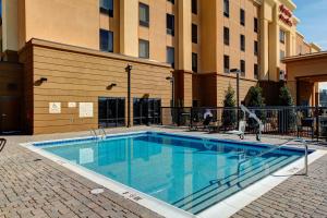 een zwembad voor een gebouw bij Hampton Inn and Suites Columbus, MS in Columbus