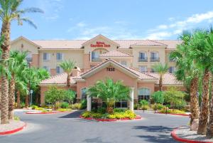 hotel z palmami przed nim w obiekcie Hilton Garden Inn Las Vegas Strip South w Las Vegas