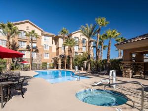 basen z palmami i budynek w obiekcie Hilton Garden Inn Las Vegas Strip South w Las Vegas