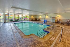Hilton Garden Inn Memphis/Wolfchase Galleria في ممفيس: مسبح في غرفة الفندق مع مسبح داخلي