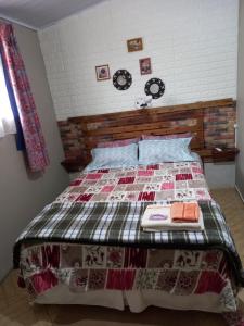 1 dormitorio con 1 cama con edredón en Habitación Independiente, en Chuy