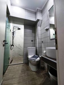 een badkamer met een toilet, een douche en een wastafel bij Villa Riviera in Stavros