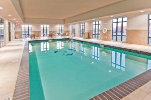 - une grande piscine dans une chambre d'hôtel dans l'établissement Hampton Inn and Suites Pauls Valley, à Pauls Valley