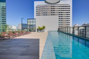 A piscina localizada em Qoya São Paulo Paulista, Curio Collection by Hilton ou nos arredores