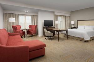 a hotel room with a bed and a desk at Hampton Inn & Suites Phoenix/Tempe in Tempe