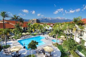 una vista aérea de una piscina del complejo con montañas en el fondo en DoubleTree by Hilton Ontario Airport en Ontario