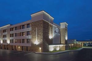 una rappresentazione delle suite della Drury Inn Durham Hospital di DoubleTree by Hilton Schenectady a Schenectady