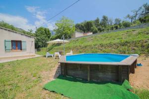 a pool in the yard of a house at Maison du Riou, meublé de tourisme 3 etoiles vue sur colline avec piscine in Roquevaire