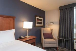 Postel nebo postele na pokoji v ubytování DoubleTree by Hilton Schenectady