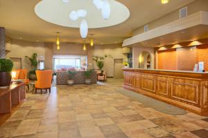 um lobby de um hospital com uma recepção em Hilton Garden Inn San Luis Obispo/Pismo Beach em Pismo Beach