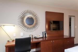 TV a/nebo společenská místnost v ubytování DoubleTree by Hilton Schenectady