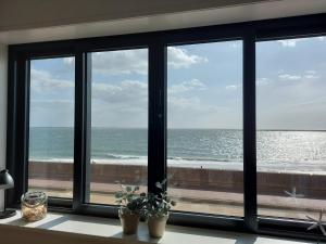 uma vista para o oceano a partir de uma janela em The Ruyter apartment em Vlissingen