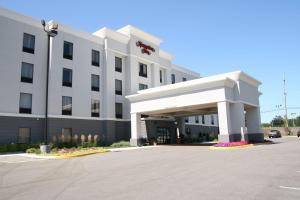 ein Hotelgebäude mit einem Parkplatz davor in der Unterkunft Hampton Inn Warsaw in Warsaw