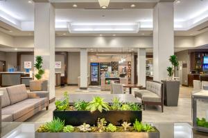 eine Lobby eines Krankenhauses mit Sofas und Pflanzen in der Unterkunft Hilton Garden Inn Irvine/Orange County Airport in Irvine