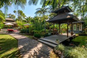 En trädgård utanför Puri Naga Toya Bali -Escape with Style for Families