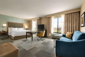 una camera d'albergo con letto e scrivania di Hampton Inn and Suites Monroe a Monroe