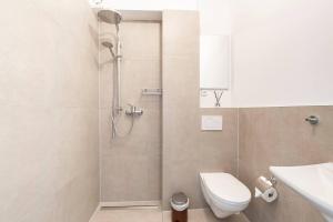 a bathroom with a shower with a toilet and a sink at Stilvolle Wohnung zentral Bremen in Bremen