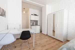 a white room with a desk and two chairs at Stilvolle Wohnung zentral Bremen in Bremen