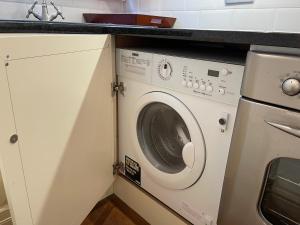 eine weiße Waschmaschine und ein Trockner in der Küche in der Unterkunft Jefferson House in London