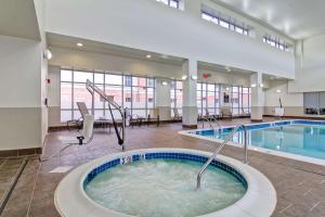 席爾瓦普拉納的住宿－伍德布里奇希爾頓惠庭套房酒店，大楼内带热水浴池的大型游泳池